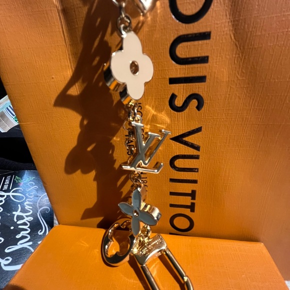 ✨❣️NWOT AUTHENTIC LOUIS VUITTON KEYCHAIN/CHARM! Beautiful!✨❣️ - Picture 12 of 13